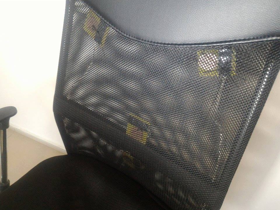 Scaunul creat de studenţii clujeni ajută la corectarea posturii la birou