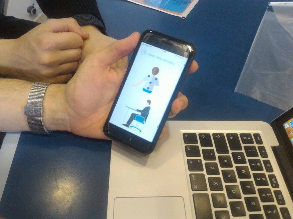 Scaunul creat de studenţii clujeni ajută la corectarea posturii la birou