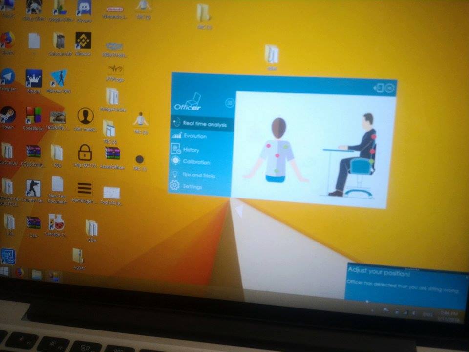 Scaunul creat de studenţii clujeni ajută la corectarea posturii la birou