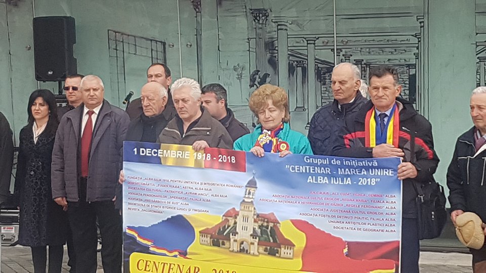Zeci de români şi moldoveni au făcut Hora Unirii la Alba Iulia