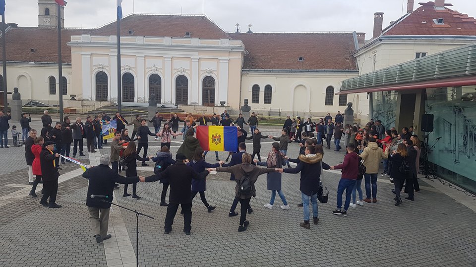 Zeci de români şi moldoveni au făcut Hora Unirii la Alba Iulia
