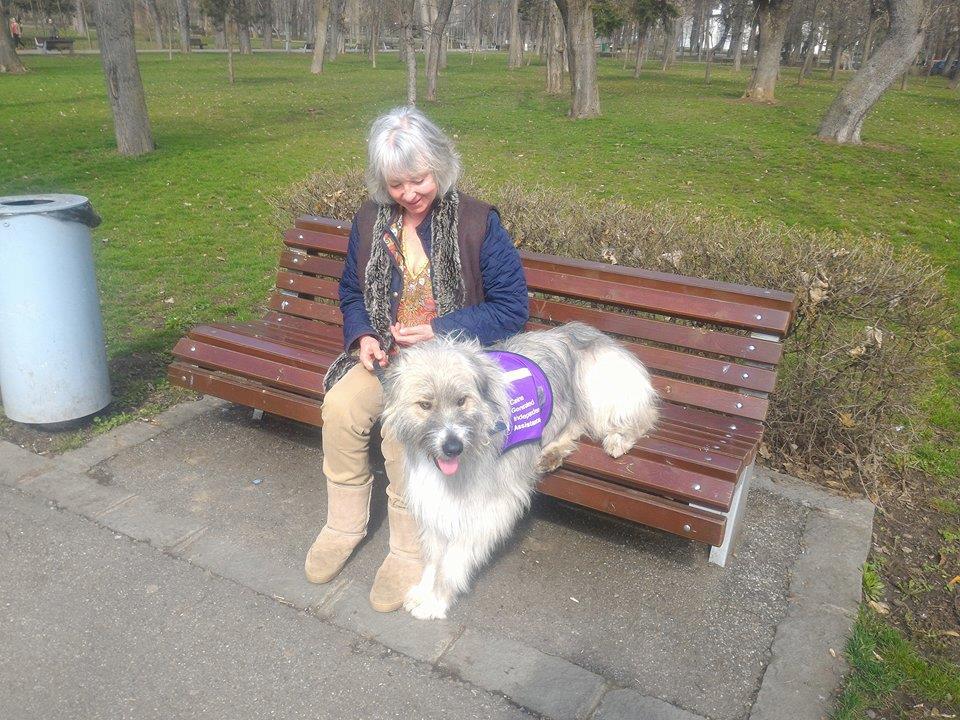 Câinele care a devenit ajutorul unei femei cu autism