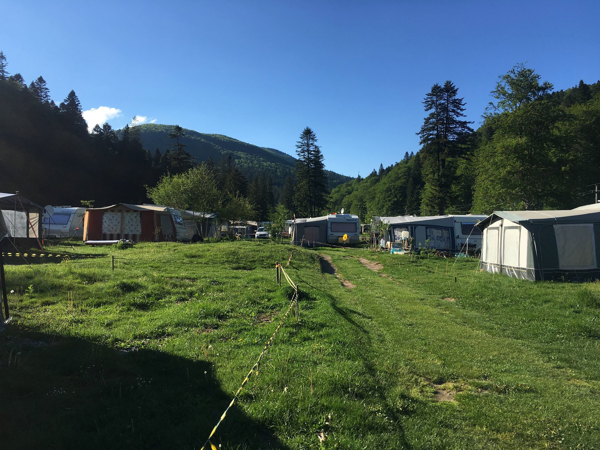 ''Oraşul rulotelor'' de pe Valea Cerbului