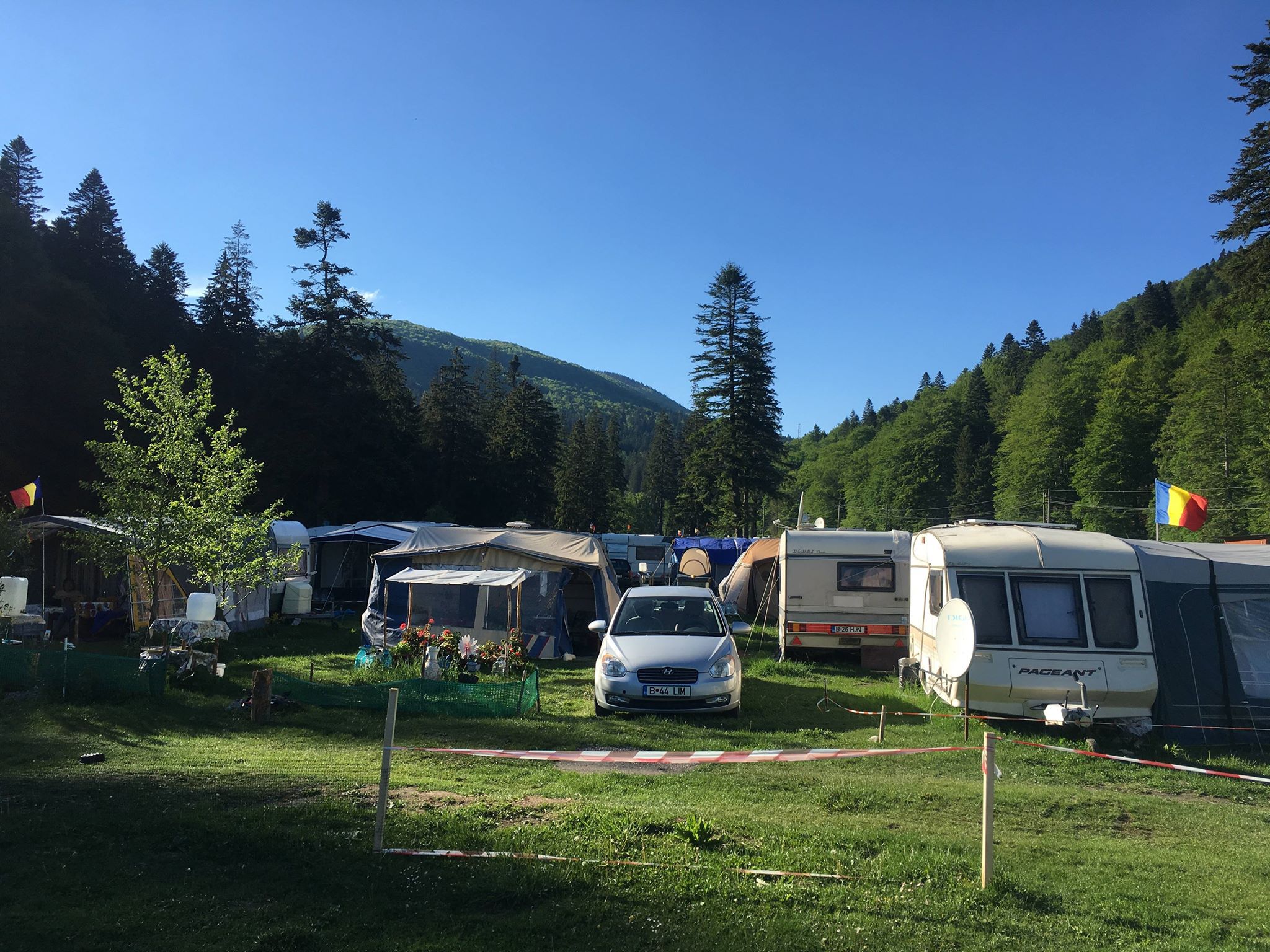 ''Oraşul rulotelor'' de pe Valea Cerbului