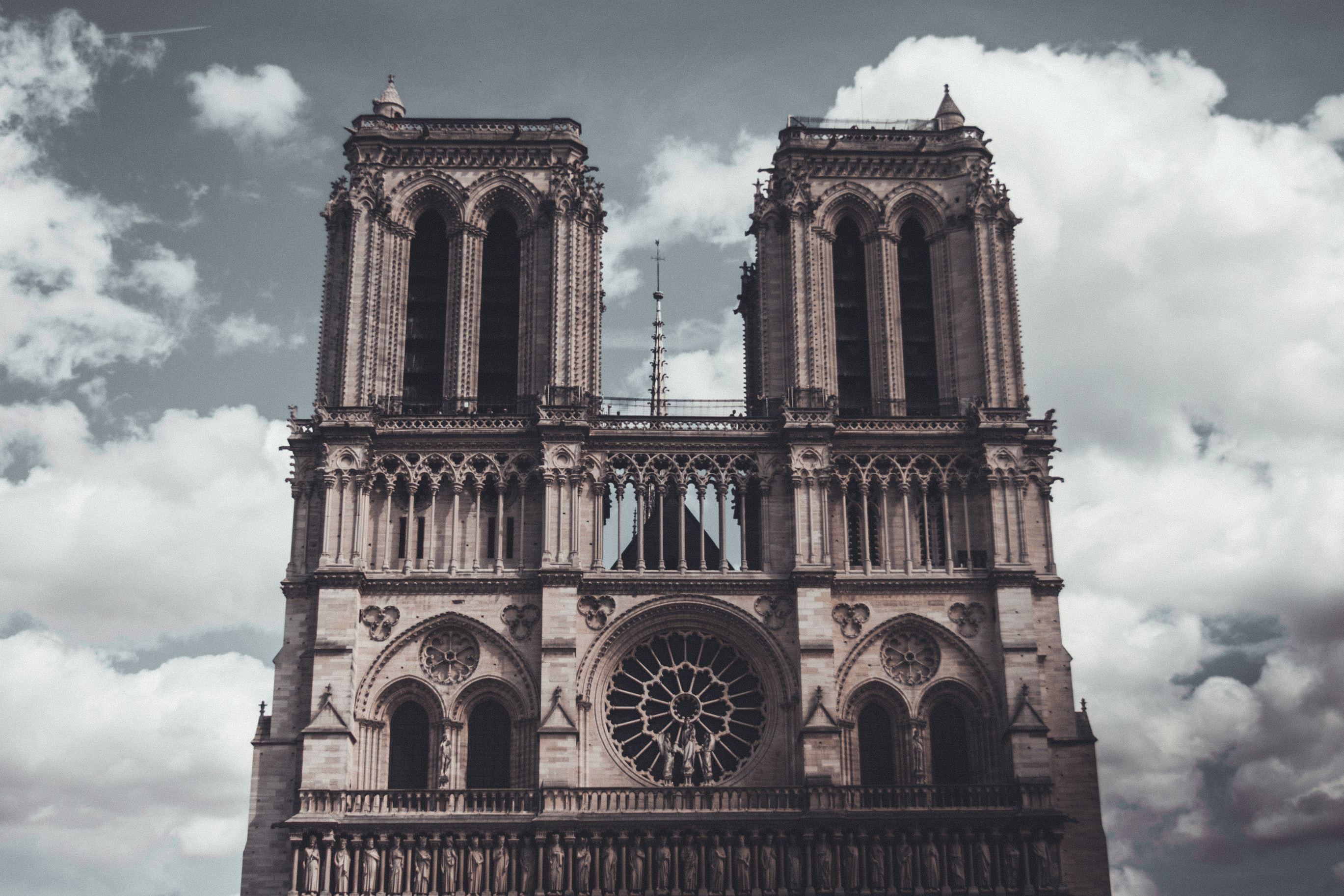 Mom land Advanced Istoria tumultoasă a Catedralei Notre Dame din Paris