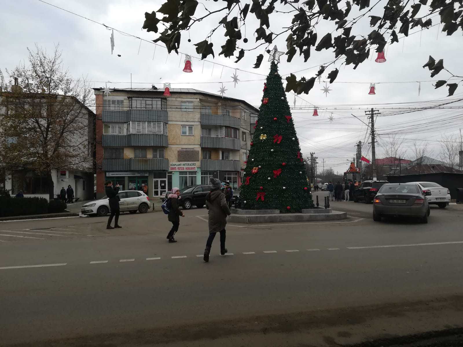 Monument în Galaţi, transformat în brad de Crăciun